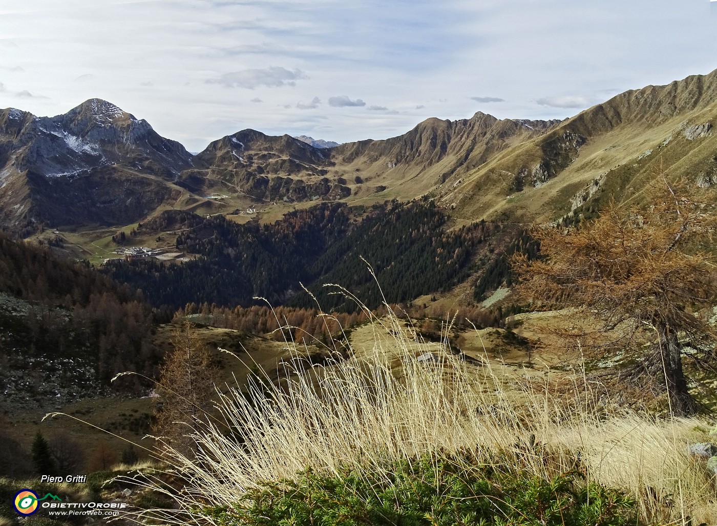 50 Vista sulla Baita del Buco e verso San Simone .JPG -                                